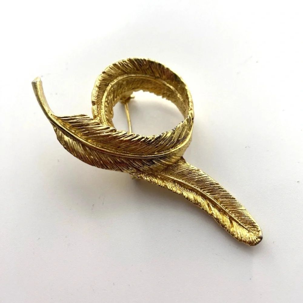 Elegant 2.5 inch Gold tone Swirl Feather Brooch Pin lapel